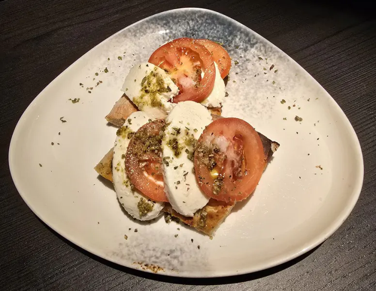 102. BRUSCHETTA CAPRESE