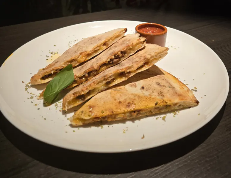103. QUESADILLA (2-4 PERS)