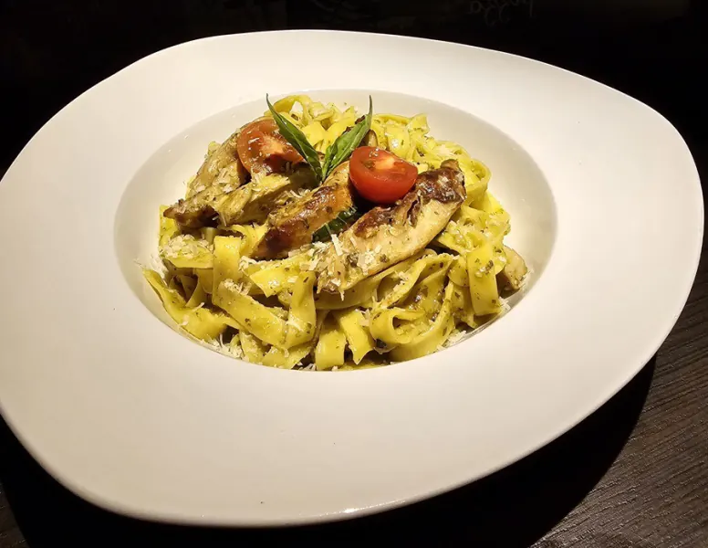 37. TAGLIATELLE PESTO CON POLLO