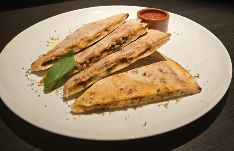 104. QUESADILLA MED KYLLING (2-4 PERS)