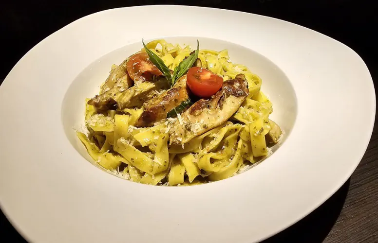 37. TAGLIATELLE PESTO CON POLLO